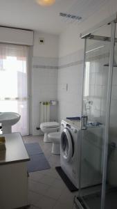 La salle de bains est pourvue d'un lave-linge. dans l'établissement Como Work Nest - Sica, à Côme