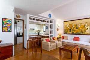 A seating area at 2BR Beach House - Solarium & Shower Terrace - 12