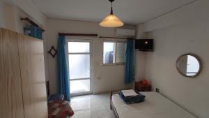 Kleines Zimmer mit einem Bett und einem Fenster in der Unterkunft Angelos Rooms in Mytilini