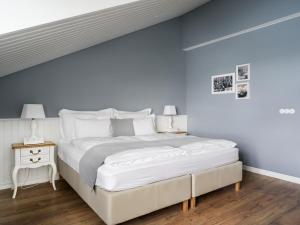 シグルフィヨルズルにあるSiglo Hotel by Keahotelsの白いベッドと青い壁のある寝室