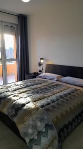 - un grand lit dans une chambre avec fenêtre dans l'établissement Como Work Nest - Sica, à Côme