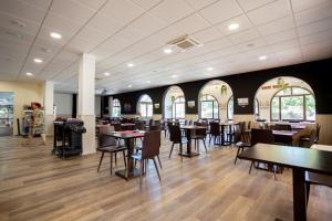 une salle à manger avec des tables et des chaises dans un restaurant dans l'établissement Complejo Turístico Los Escullos San Jose, à Los Escullos