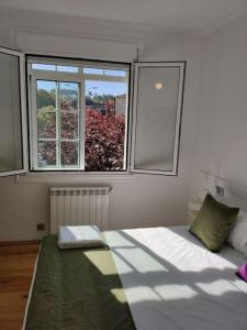 A bed or beds in a room at Casa Carmiña: Casa para pequeños grupos en el corazón de Galicia