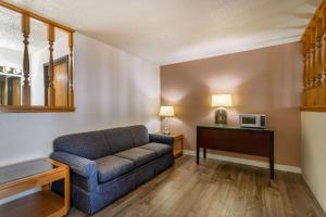 ein Wohnzimmer mit einem Sofa und einer Mikrowelle in der Unterkunft Super 8 by Wyndham Pendleton in Pendleton