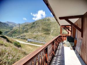 a balcony of a house with a view of the mountains at 3 pièces cosy, 6 pers, pied des pistes exposé sud, Les Menuires - FR-1-178-365 in Les Bruyères