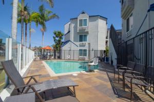 Piscina di Days Inn by Wyndham Carlsbad o nelle vicinanze