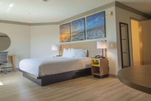 Letto o letti in una camera di Days Inn by Wyndham Carlsbad