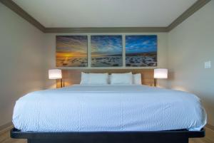 Letto o letti in una camera di Days Inn by Wyndham Carlsbad