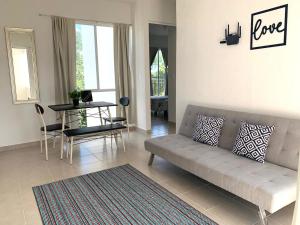 a living room with a couch and a table at Departamento 2 habitaciones vista a la alberca Nube by EITA in Cancún