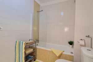 een badkamer met een douche, een toilet en een bad bij Sunny Apart W Balcony in Algarve by LovelyStay in Ferragudo