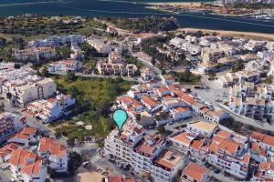 een luchtzicht op een stad met een groene ballon bij Sunny Apart W Balcony in Algarve by LovelyStay in Ferragudo