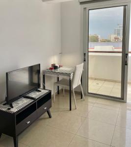 TV a/nebo společenská místnost v ubytování Cyprus Penelope