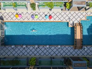 uma vista superior de uma piscina com uma pessoa a nadar em Golden Sea Hua Hin - SHA Extra Plus em Hua Hin