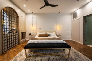 una camera da letto con un letto e un ventilatore a soffitto di Alonella a Kefar Weradim