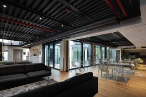 A seating area at VERSOVERDE HOTEL Alzaia Naviglio Grande