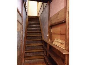 una escalera que conduce a la 2a planta de un edificio en 旧邸稽古場, en Tokio