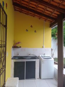 uma cozinha com um lavatório e uma máquina de lavar roupa em Recanto das Palmeiras Alter do Chão em Alter do Chão