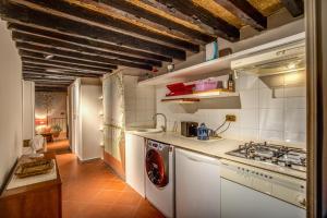 cocina con fogones y fogones horno superior en Cartari Apartment en Roma