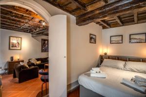 um quarto com uma cama e uma sala de estar em Cartari Apartment em Roma
