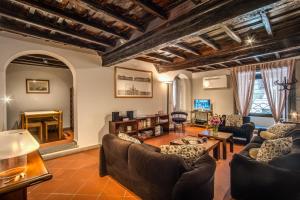 uma sala de estar com sofás e uma mesa em Cartari Apartment em Roma