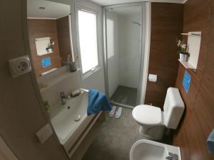 een badkamer met een bad, een toilet en een wastafel bij Campeggio del Forte in Marina di Bibbona