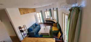 un soggiorno con un divano blu e un tavolo di Bee Hostel Paphos a Paphos