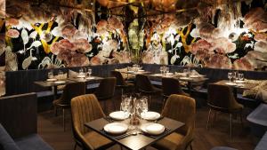 ロンドンにあるHotel AMANO Covent Gardenの花の壁のレストラン