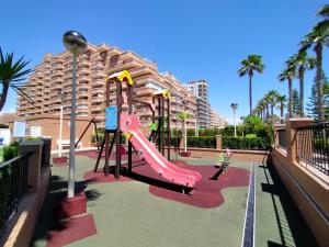 Ein Kinderspielbereich in der Unterkunft ACV - Vistamar II-1ª Linea Planta 9 Sur