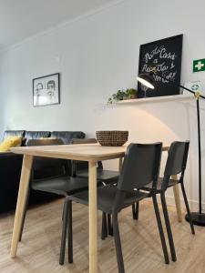 una mesa de comedor con 4 sillas alrededor en Teodósio-Zona Central- Ar condicionado-Perto Praias, en Setúbal