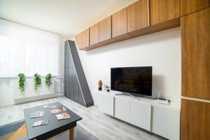Televízia a/alebo spoločenská miestnosť v ubytovaní Comfort 18 - Best Family Layout- Balcony & Parking