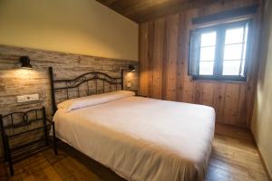 a bedroom with a bed and a window at A Reboleira - Casa Nuñez in Fonfría