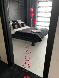 Posteľ alebo postele v izbe v ubytovaní Apartament Lema Versace