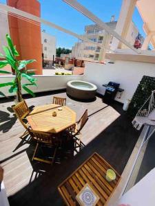 a patio with a table and chairs on a balcony at Cabedelo Beach Loft in Darque