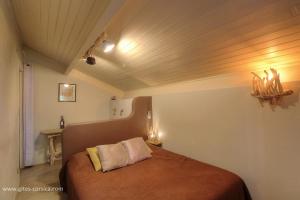AlandoにあるChambre d'hôtes couvent d'Alandoの木製の天井のベッドルーム1室(ベッド1台付)