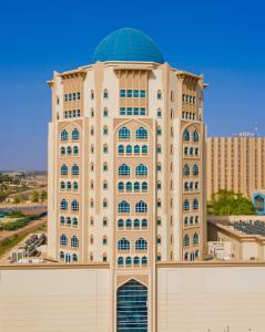 un gran edificio con una cúpula encima en Niamey Mall & Residence, en Niamey
