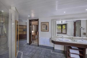 Ванная комната в Dinarobin Beachcomber Golf Resort & Spa