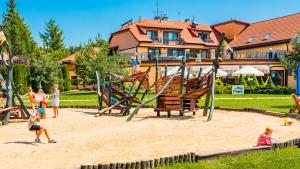 un grupo de personas jugando en un patio de recreo en Hotel Ognisty Ptak, en Węgorzewo