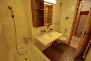 Ένα μπάνιο στο Chesa Munteratsch 2-Zimmerwohnung 105 Typ E +66 φωτογραφίες