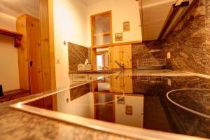 una cucina con ripiani in marmo e lavandino di Chesa Munteratsch 1-Zimmerwohnung 306 Typ B a Silvaplana Altre 67 foto