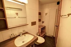 Koupelna v ubytování Chesa Munteratsch 1-Zimmerwohnung 310 Typ B + 62 fotografií