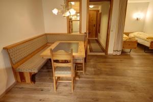 Postel nebo postele na pokoji v ubytování Chesa Munteratsch 1 1 2-Zimmerwohnung 409 Typ C