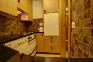 Kuchyň nebo kuchyňský kout v ubytování Chesa Munteratsch 1 1 2-Zimmerwohnung 409 Typ C + 37 fotografií
