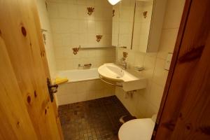 Koupelna v ubytování Chesa Munteratsch 1 1 2-Zimmerwohnung 409 Typ C