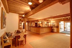 Restaurace v ubytování Chesa Munteratsch 1 1 2-Zimmerwohnung 409 Typ C