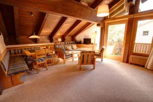 Posezení v ubytování Chesa Munteratsch 3 1 2-Zimmerwohnung 508 Typ H + 80 fotografií