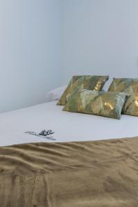 Una cama con dos almohadas encima. en Hotel Reina Aixa en Cogollos de Guadix
