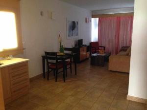 a living room with a table and a couch at Chijere Faro del Inglés in Valle Gran Rey