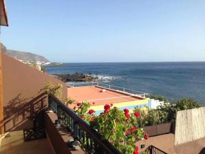 a balcony with a tennis court and the ocean at Chijere Faro del Inglés in Valle Gran Rey