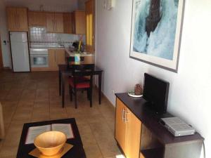 a living room with a kitchen and a dining room at Chijere Faro del Inglés in Valle Gran Rey