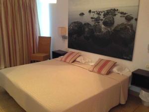 een slaapkamer met een bed met 2 kussens erop bij Chijere Faro del Inglés in Valle Gran Rey